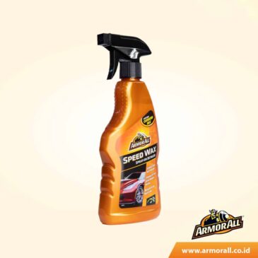 Membersihkan Mobil dengan Detailer